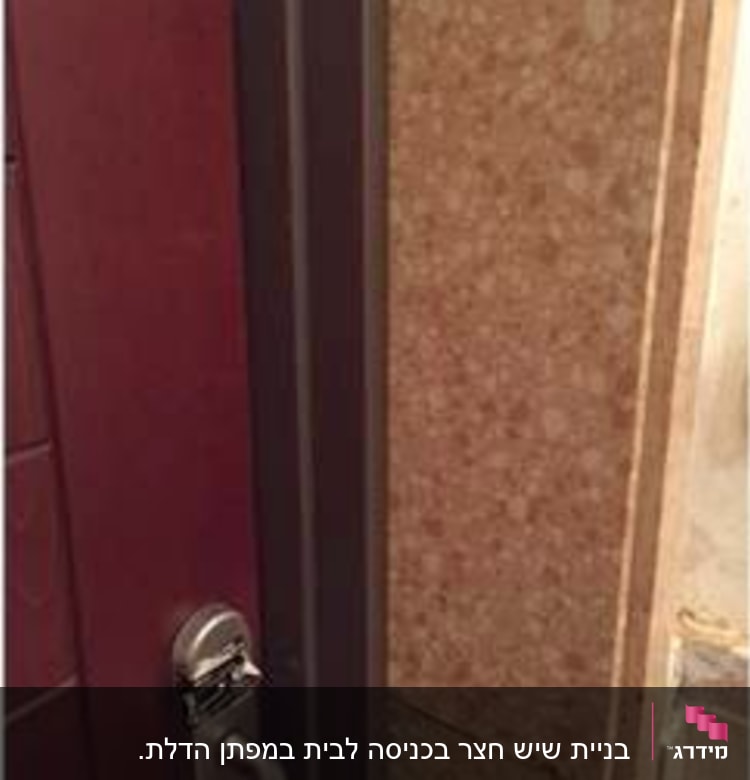 קיר שיש חום ליד דלת עם ידית מתכת